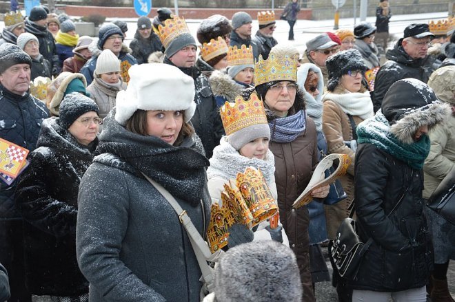 Orszak Trzech Króli przemaszerował ulicami Ostrołęki [06.01.2016] - zdjęcie #90 - eOstroleka.pl
