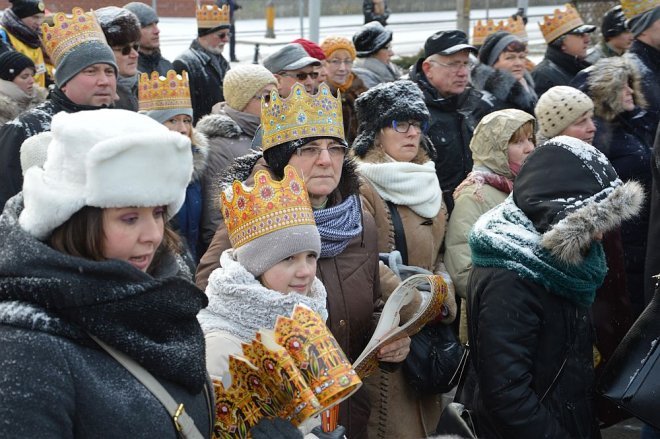 Orszak Trzech Króli przemaszerował ulicami Ostrołęki [06.01.2016] - zdjęcie #89 - eOstroleka.pl