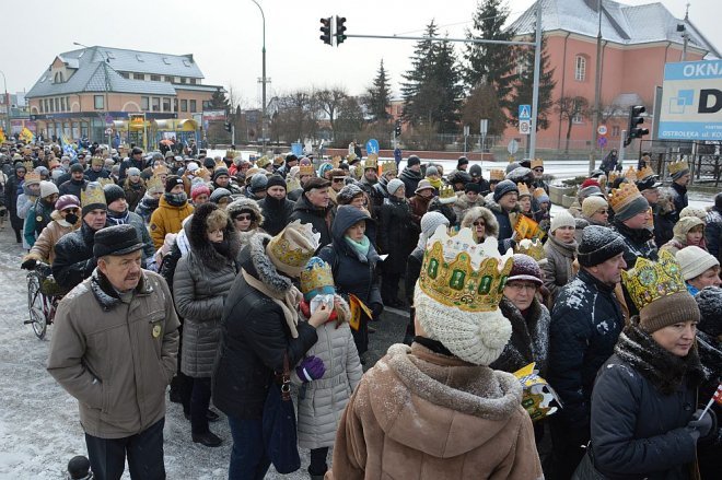 Orszak Trzech Króli przemaszerował ulicami Ostrołęki [06.01.2016] - zdjęcie #87 - eOstroleka.pl