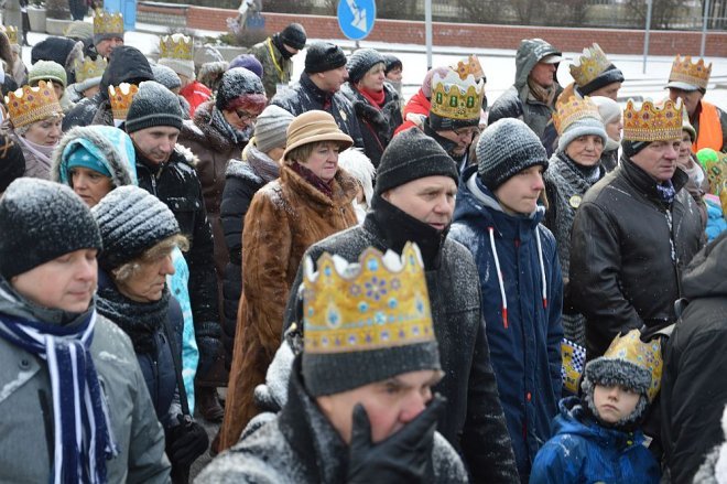 Orszak Trzech Króli przemaszerował ulicami Ostrołęki [06.01.2016] - zdjęcie #85 - eOstroleka.pl
