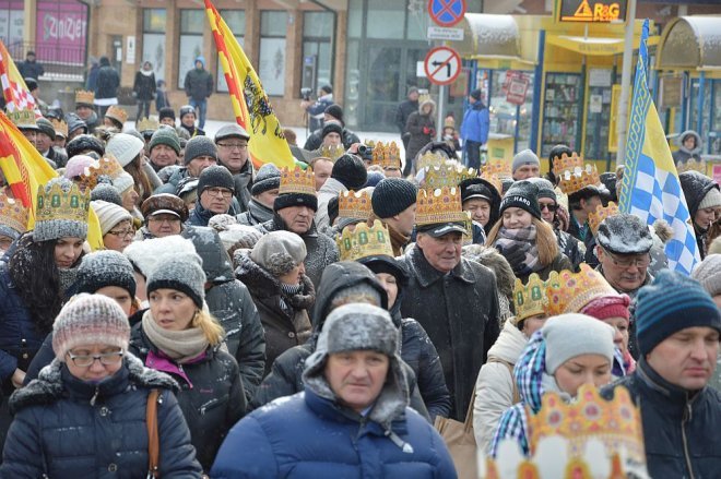 Orszak Trzech Króli przemaszerował ulicami Ostrołęki [06.01.2016] - zdjęcie #82 - eOstroleka.pl