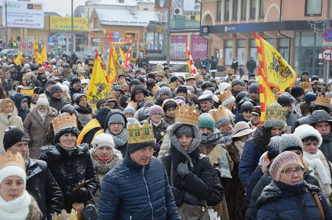 Orszak Trzech Króli przemaszerował ulicami Ostrołęki [06.01.2016] - zdjęcie #80 - eOstroleka.pl