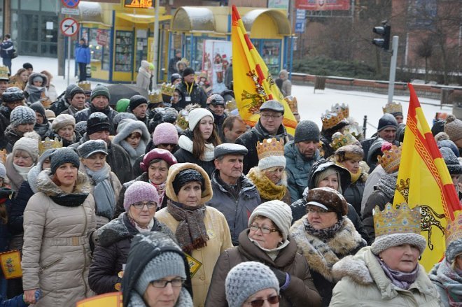 Orszak Trzech Króli przemaszerował ulicami Ostrołęki [06.01.2016] - zdjęcie #79 - eOstroleka.pl