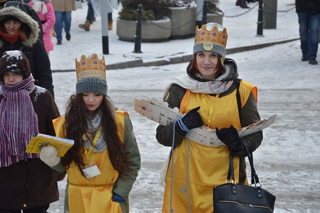 Orszak Trzech Króli przemaszerował ulicami Ostrołęki [06.01.2016] - zdjęcie #77 - eOstroleka.pl