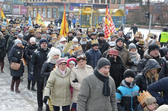 Orszak Trzech Króli przemaszerował ulicami Ostrołęki [06.01.2016] - zdjęcie #76 - eOstroleka.pl