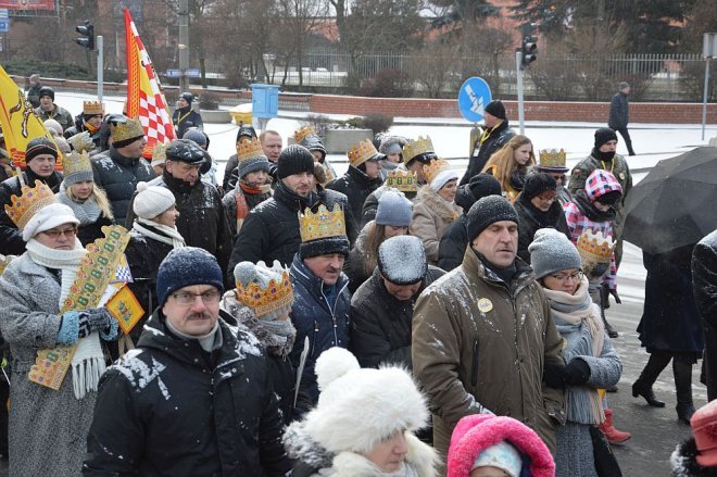 Orszak Trzech Króli przemaszerował ulicami Ostrołęki [06.01.2016] - zdjęcie #75 - eOstroleka.pl