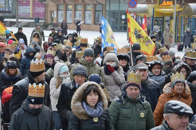 Orszak Trzech Króli przemaszerował ulicami Ostrołęki [06.01.2016] - zdjęcie #73 - eOstroleka.pl