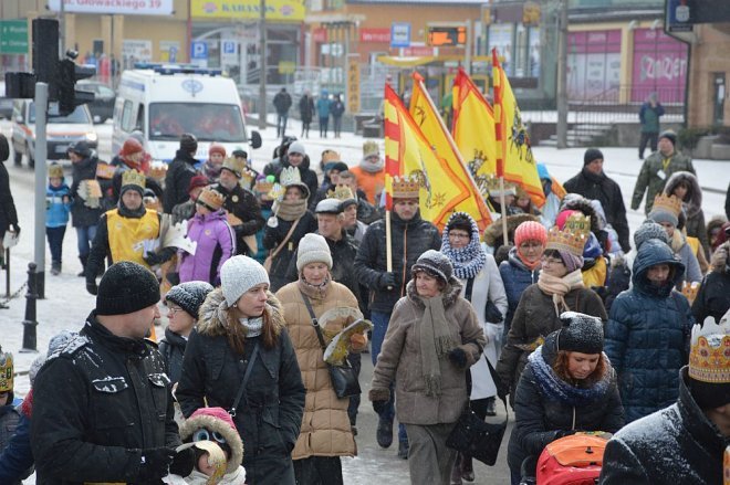 Orszak Trzech Króli przemaszerował ulicami Ostrołęki [06.01.2016] - zdjęcie #72 - eOstroleka.pl