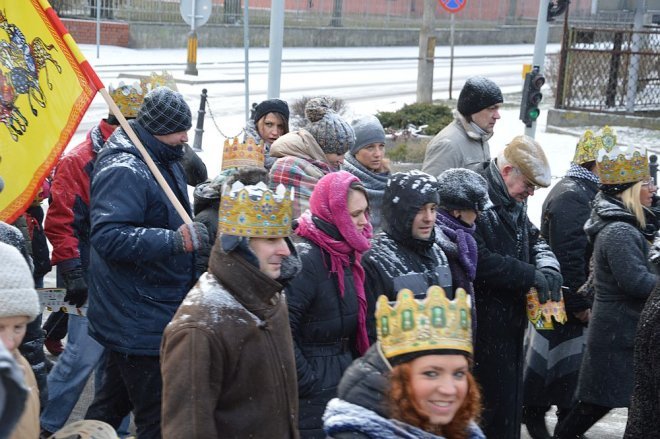 Orszak Trzech Króli przemaszerował ulicami Ostrołęki [06.01.2016] - zdjęcie #70 - eOstroleka.pl