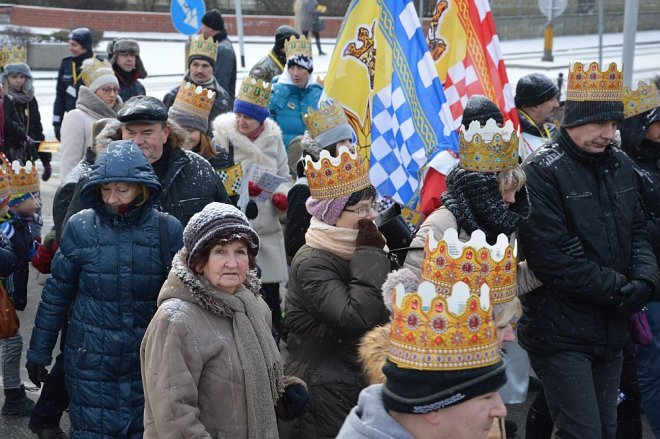 Orszak Trzech Króli przemaszerował ulicami Ostrołęki [06.01.2016] - zdjęcie #69 - eOstroleka.pl
