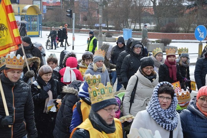 Orszak Trzech Króli przemaszerował ulicami Ostrołęki [06.01.2016] - zdjęcie #67 - eOstroleka.pl