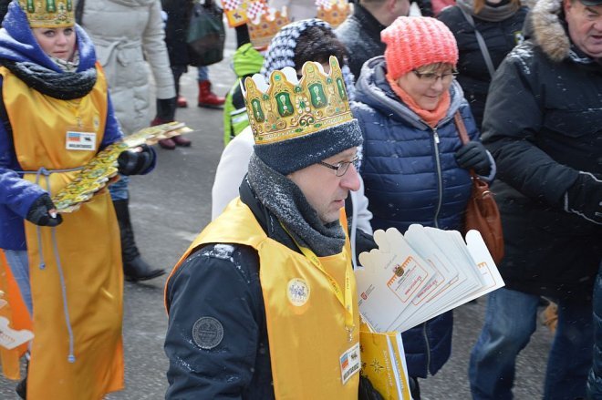 Orszak Trzech Króli przemaszerował ulicami Ostrołęki [06.01.2016] - zdjęcie #66 - eOstroleka.pl