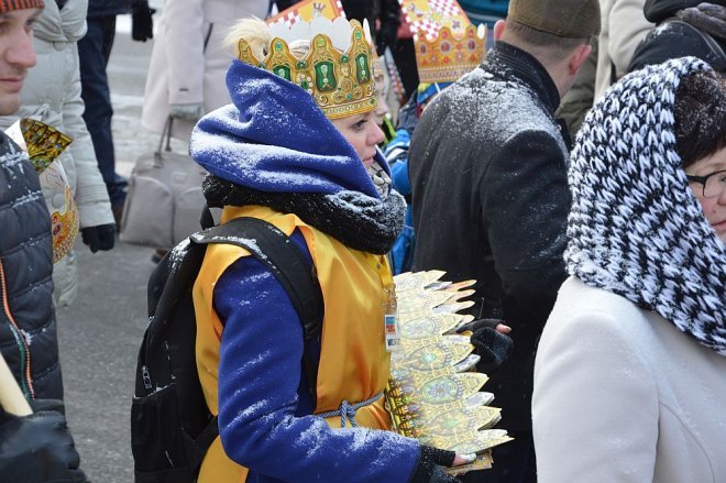 Orszak Trzech Króli przemaszerował ulicami Ostrołęki [06.01.2016] - zdjęcie #65 - eOstroleka.pl