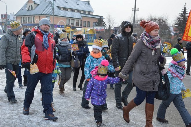 Orszak Trzech Króli przemaszerował ulicami Ostrołęki [06.01.2016] - zdjęcie #64 - eOstroleka.pl