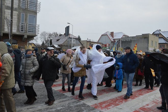 Orszak Trzech Króli przemaszerował ulicami Ostrołęki [06.01.2016] - zdjęcie #62 - eOstroleka.pl