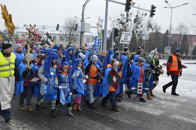 Orszak Trzech Króli przemaszerował ulicami Ostrołęki [06.01.2016] - zdjęcie #60 - eOstroleka.pl