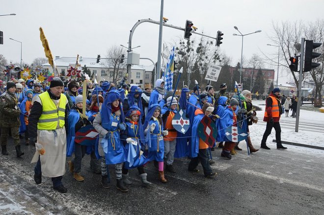 Orszak Trzech Króli przemaszerował ulicami Ostrołęki [06.01.2016] - zdjęcie #59 - eOstroleka.pl
