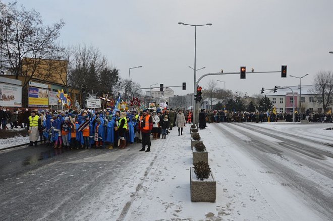 Orszak Trzech Króli przemaszerował ulicami Ostrołęki [06.01.2016] - zdjęcie #57 - eOstroleka.pl