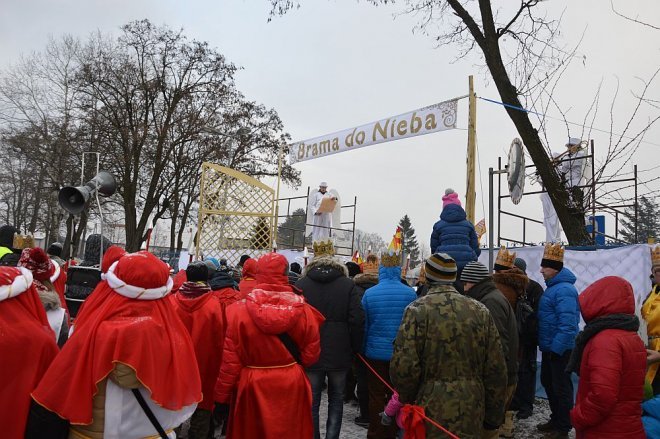 Orszak Trzech Króli przemaszerował ulicami Ostrołęki [06.01.2016] - zdjęcie #52 - eOstroleka.pl
