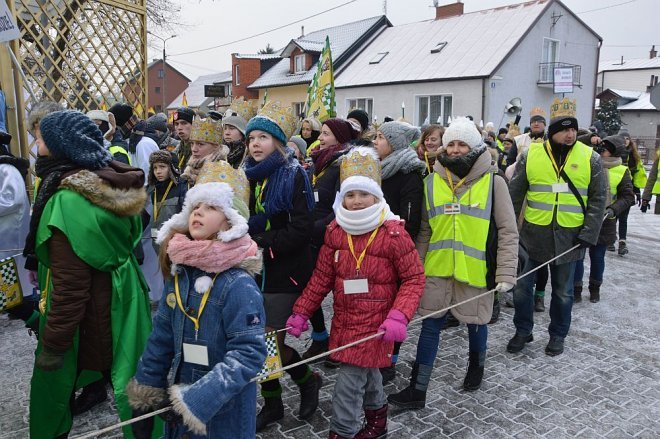 Orszak Trzech Króli przemaszerował ulicami Ostrołęki [06.01.2016] - zdjęcie #48 - eOstroleka.pl