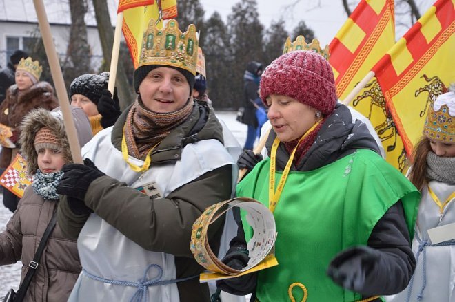 Orszak Trzech Króli przemaszerował ulicami Ostrołęki [06.01.2016] - zdjęcie #39 - eOstroleka.pl
