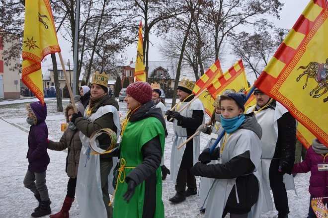 Orszak Trzech Króli przemaszerował ulicami Ostrołęki [06.01.2016] - zdjęcie #38 - eOstroleka.pl
