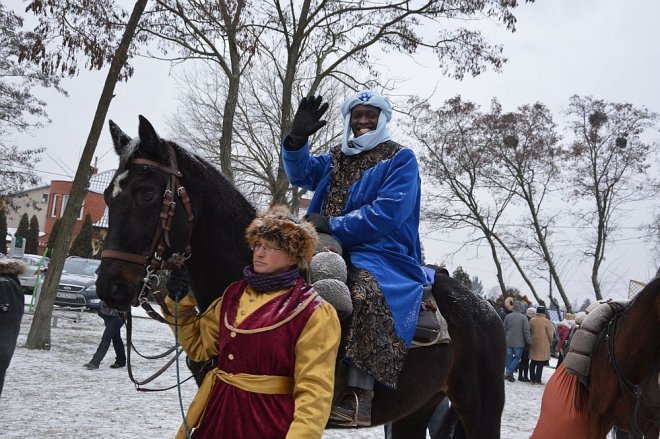 Orszak Trzech Króli przemaszerował ulicami Ostrołęki [06.01.2016] - zdjęcie #36 - eOstroleka.pl