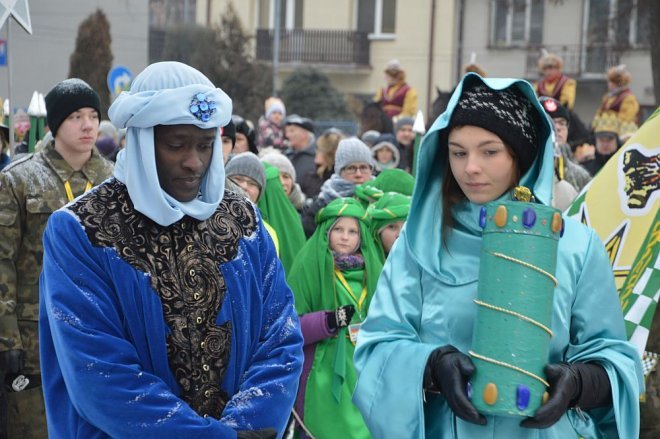 Orszak Trzech Króli przemaszerował ulicami Ostrołęki [06.01.2016] - zdjęcie #20 - eOstroleka.pl