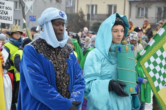 Orszak Trzech Króli przemaszerował ulicami Ostrołęki [06.01.2016] - zdjęcie #19 - eOstroleka.pl