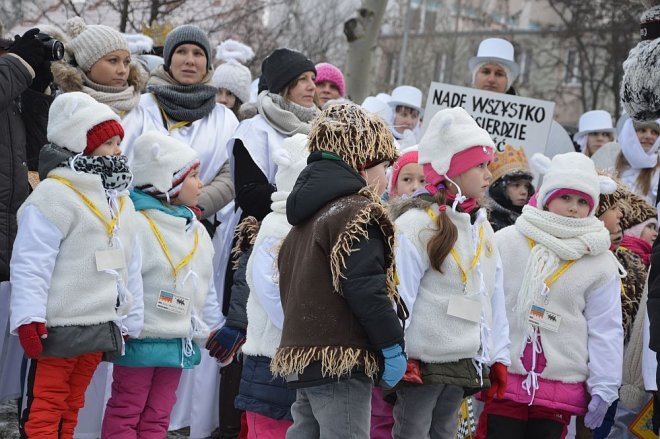 Orszak Trzech Króli przemaszerował ulicami Ostrołęki [06.01.2016] - zdjęcie #16 - eOstroleka.pl