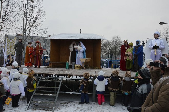 Orszak Trzech Króli przemaszerował ulicami Ostrołęki [06.01.2016] - zdjęcie #13 - eOstroleka.pl