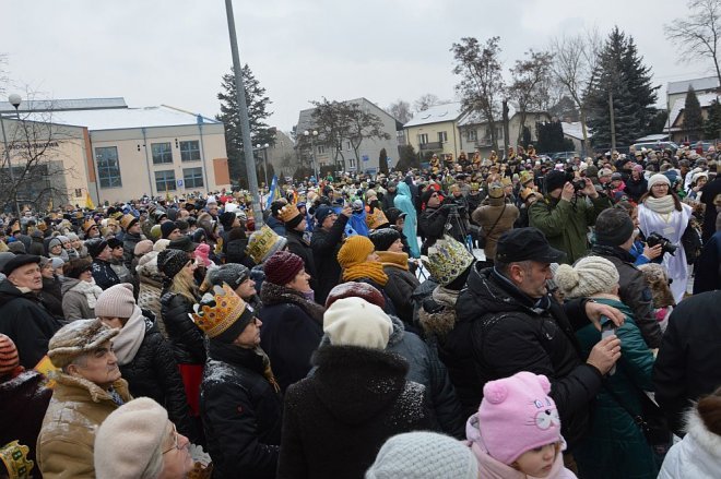 Orszak Trzech Króli przemaszerował ulicami Ostrołęki [06.01.2016] - zdjęcie #11 - eOstroleka.pl
