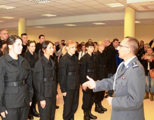 70 nowych policjantów trafiło do garnizonu mazowieckiego [05.01.2016] - zdjęcie #7 - eOstroleka.pl