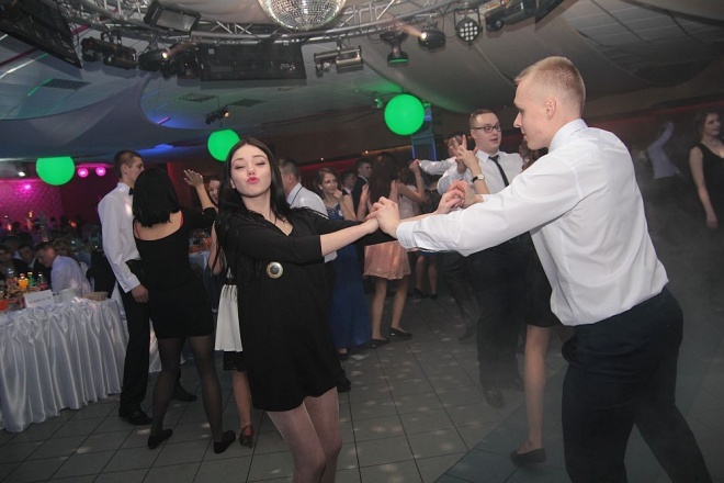 Bal Studniówkowy w Zespole Szkół Zawodowych nr 3 [09.01.2016] - zdjęcie #47 - eOstroleka.pl