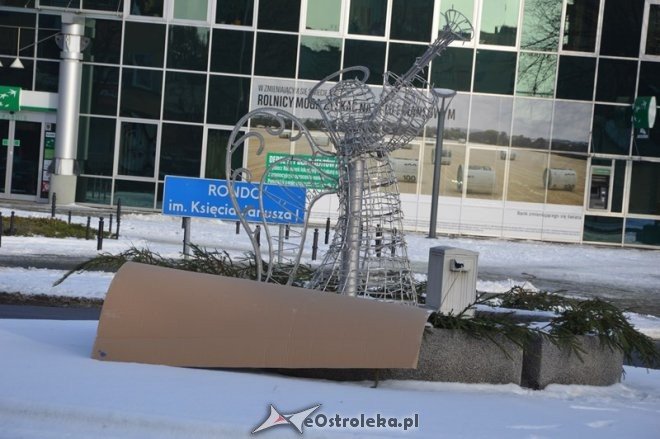 Dekoracje studniówkowe na ostrołęckich rondach [10.01.2016] - zdjęcie #6 - eOstroleka.pl