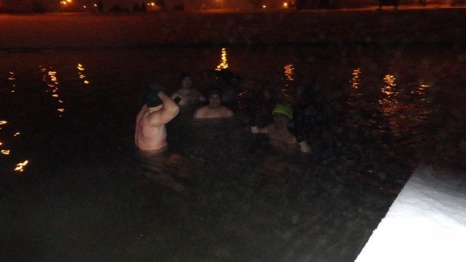 Poniedziałkowa kąpiel ostrołęckich morsów w zamarzniętej rzece [18.01.2016] - zdjęcie #3 - eOstroleka.pl