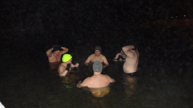 Poniedziałkowa kąpiel ostrołęckich morsów w zamarzniętej rzece [18.01.2016] - zdjęcie #7 - eOstroleka.pl