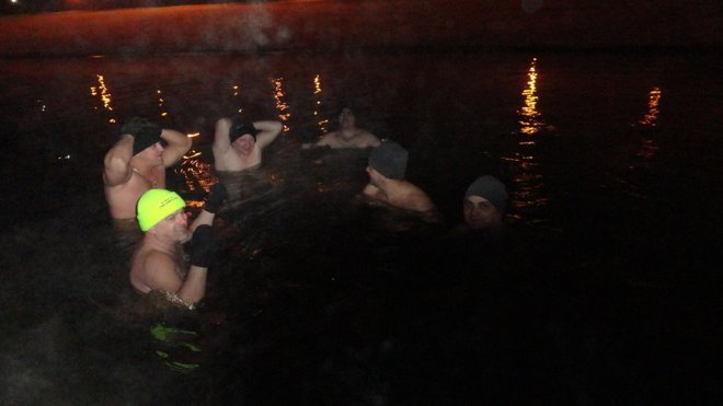 Poniedziałkowa kąpiel ostrołęckich morsów w zamarzniętej rzece [18.01.2016] - zdjęcie #10 - eOstroleka.pl