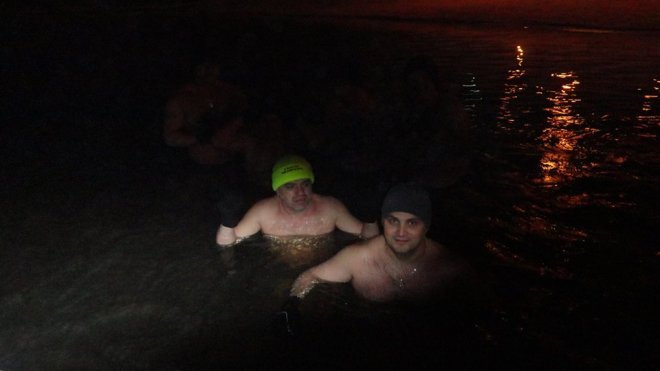 Poniedziałkowa kąpiel ostrołęckich morsów w zamarzniętej rzece [18.01.2016] - zdjęcie #12 - eOstroleka.pl