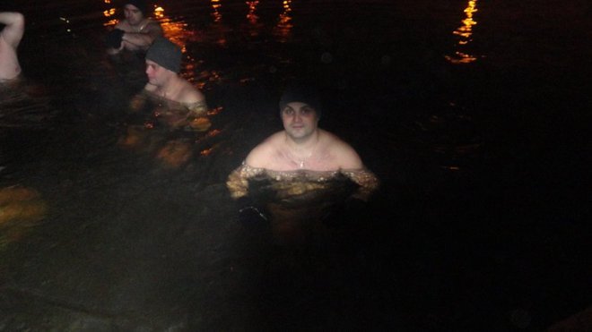 Poniedziałkowa kąpiel ostrołęckich morsów w zamarzniętej rzece [18.01.2016] - zdjęcie #15 - eOstroleka.pl