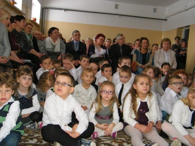 Dzień babci i Dziadka w Szkole Podstawowej w Kuninie [25.01.2016] - zdjęcie #2 - eOstroleka.pl