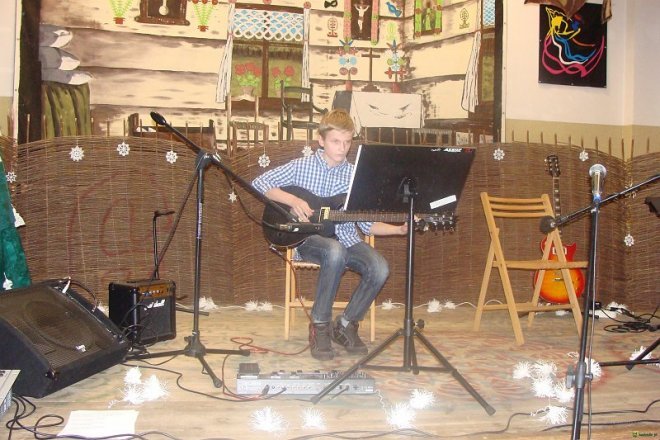Koncert gitarowy w wykonaniu adeptów Łukasza Młynarczyka w Kadzidle [25.01.2016] - zdjęcie #47 - eOstroleka.pl