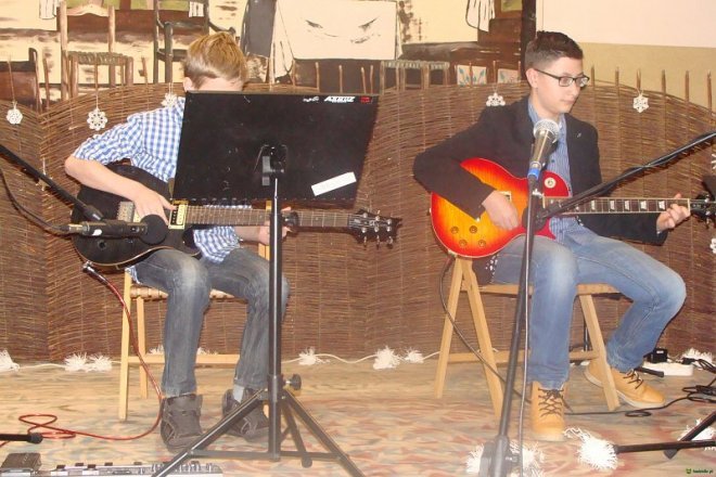 Koncert gitarowy w wykonaniu adeptów Łukasza Młynarczyka w Kadzidle [25.01.2016] - zdjęcie #13 - eOstroleka.pl
