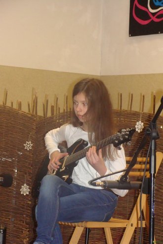 Koncert gitarowy w wykonaniu adeptów Łukasza Młynarczyka w Kadzidle [25.01.2016] - zdjęcie #17 - eOstroleka.pl
