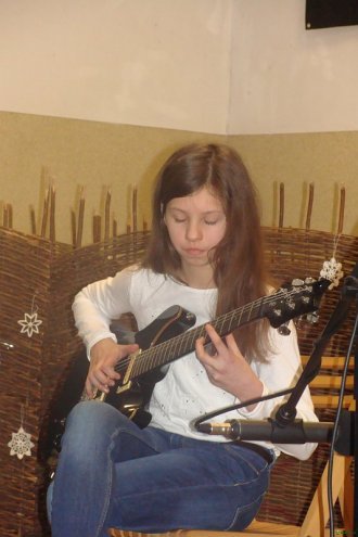 Koncert gitarowy w wykonaniu adeptów Łukasza Młynarczyka w Kadzidle [25.01.2016] - zdjęcie #16 - eOstroleka.pl