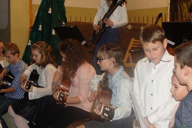 Koncert gitarowy w wykonaniu adeptów Łukasza Młynarczyka w Kadzidle [25.01.2016] - zdjęcie #14 - eOstroleka.pl