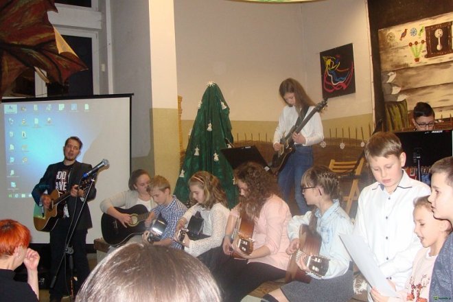 Koncert gitarowy w wykonaniu adeptów Łukasza Młynarczyka w Kadzidle [25.01.2016] - zdjęcie #10 - eOstroleka.pl