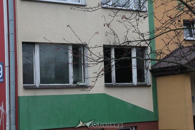 Pożar w bloku przy Dzieci Polskich. Dwie osoby trafiły do szpitala [28.01.2016] - zdjęcie #3 - eOstroleka.pl