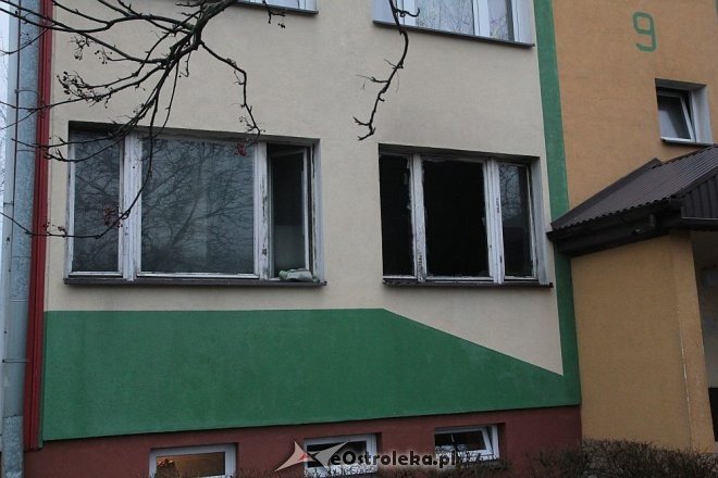 Pożar w bloku przy Dzieci Polskich. Dwie osoby trafiły do szpitala [28.01.2016] - zdjęcie #5 - eOstroleka.pl
