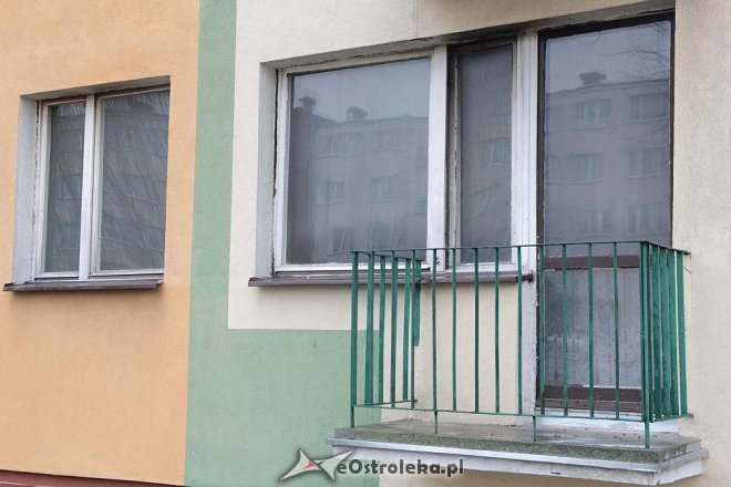 Pożar w bloku przy Dzieci Polskich. Dwie osoby trafiły do szpitala [28.01.2016] - zdjęcie #8 - eOstroleka.pl